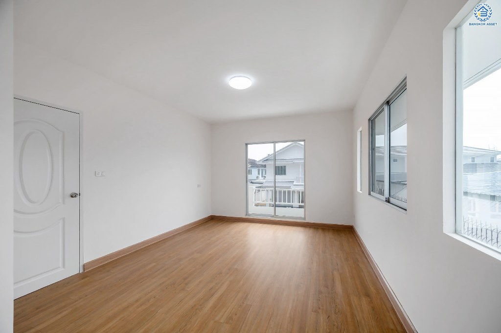 บ้านมือสองตกแต่งใหม่ โครงการ พฤกษ์ลดา พุทธสาคร หลังริม เนื้อที่ 54.50 ตร.ว. ฟังก์ชัน 3 ห้องนอน 2 ห้องน้ำ 2 ที่จอดรถ สภาพแวดล้อมโครงการร่มรื่น บนทำเลเดินทางสะดวก ติดถนนพุทธสาคร เชื่อมต่อถนนเพชรเกษม ถนนพุทธมณฑลสาย4 ถนนบรมราชชนนี ใกล้รถไฟฟ้าสายสีน้ำเงิน "สถานีหลักสอง"